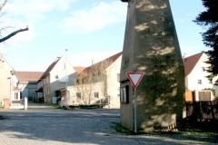 Im-Winkel-Trafoturm-am-Dorfplatz